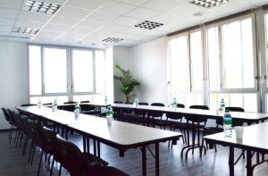 salle de formation, de réunion ou de conférence avec vidéo projecteur